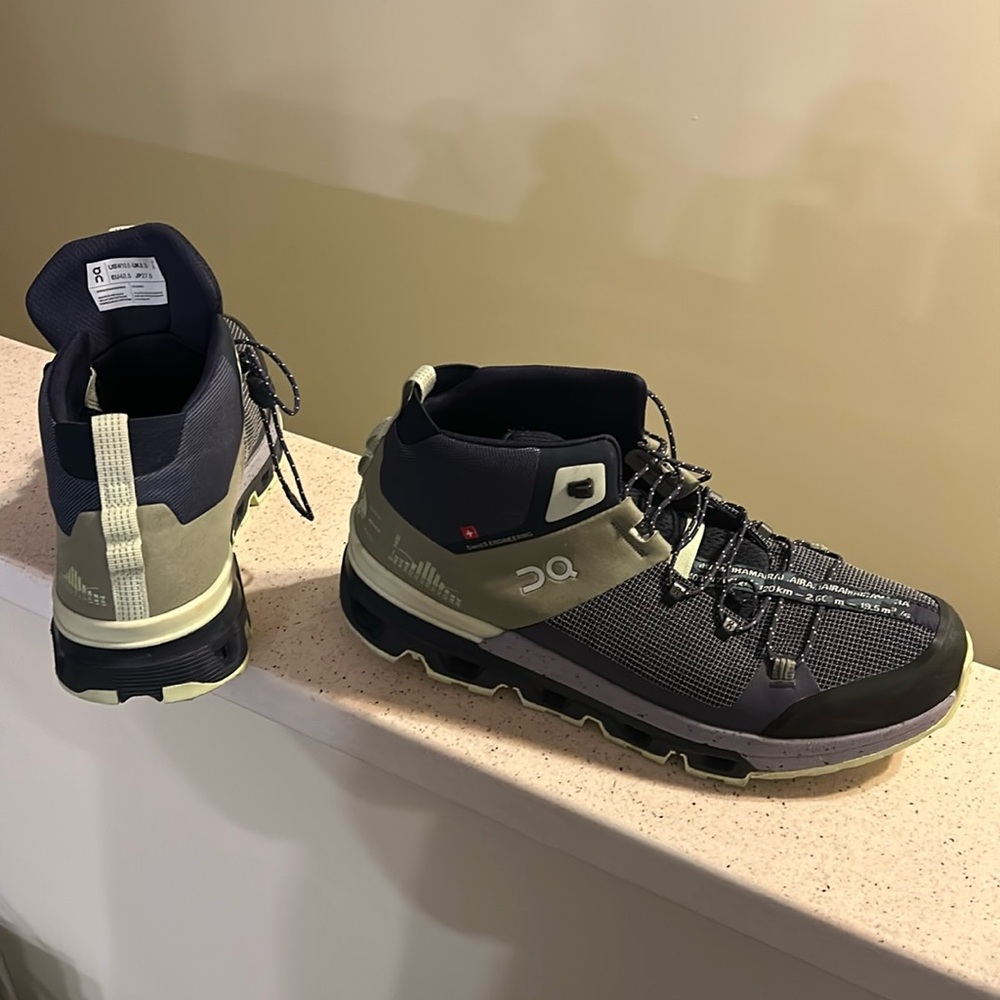 On cloud sneakers barely worn. Size 10.5W